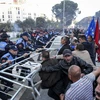 Người biểu tình đụng độ với cảnh sát tại Tirana, Albania, ngày 11/5 vừa qua. (Ảnh: AFP/TTXVN)