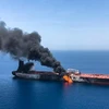 Khói lửa bốc ngùn ngụt trên tàu chở dầu được cho là bị tấn công ngoài khơi vùng Vịnh Oman ngày 13/6. (Ảnh: AFP/TTXVN) 