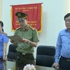 Ông Hoàng Tiến Đức, Tỉnh ủy viên, Bí thư Đảng ủy, Giám đốc Sở Giáo dục và Đào tạo tỉnh Sơn La (bên phải).