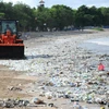 Xe dọn rác thải nhựa trên bờ biển Kuta, gần Denpasar, đảo Bali của Indonesia ngày 19/12/2017. (Ảnh: AFP/TTXVN)