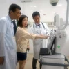 Chuyên gia Nhật Bản giới thiệu, hướng dẫn sử dụng robot chăm sóc tại buồng bệnh. (Ảnh: Hoàng Ngọc/TTXVN)