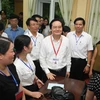 Bộ trưởng Bộ Giáo dục và Đào tạo Phùng Xuân Nhạ dặn dò, động viên các giám thị coi thi. (Ảnh: Thanh Tùng/TTXVN)
