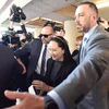 Giám đốc Tài chính Huawei Mạnh Vãn Chu (giữa) sau phiên tòa tại Tòa án Tối cao British Columbia ở Vancouver của Canada ngày 8/5 vừa qua. (Ảnh: AFP/TTXVN)