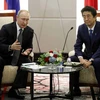 Tổng thống Nga Vladimir Putin nói chuyện với Thủ tướng Shinzo Abe trong cuộc gặp song phương bên lề Hội nghị thượng đỉnh G20 ở Osaka của Nhật Bản ngày 29/6. (Nguồn: japantimes)