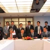 Chủ tịch UBND TP. Hà Nội Nguyễn Đức Chung ký biên bản thỏa thuận hợp tác với các tập đoàn Nhật Bản. (Ảnh: Đào Tùng/TTXVN)