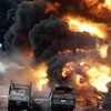 Hiện trường một vụ cháy nổ xe bồn chở dầu ở Nigeria ngày 1/7. (Ảnh: YouTube/TTXVN)