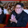 Nhà lãnh đạo Triều Tiên Kim Jong-un (phải) xem buổi biểu diễn nghệ thuật tại Bình Nhưỡng ngày 2/6 vừa qua. (Ảnh: Yonhap/TTXVN)