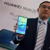 Phụ trách Văn phòng Đại diện Người tiêu dùng BG Kuwait Jiang Guang'ao giới thiệu điện thoại thông minh hỗ trợ 5G HUAWEI Mate 20 X tại sự kiện ra mắt ở Farwaniya Governorate, Kuwait, vào ngày 11/7. (Nguồn: xinhuanet)