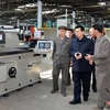 Tân Thủ tướng Triều Tiên Kim Jae-ryong (thứ 2, phải, hàng đầu) thị sát một nhà máy ở thành phố cảng Nampo ngày 29/4 vừa qua. (Ảnh: Yonhap/TTXVN)
