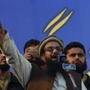 Thủ lĩnh của nhóm phiến quân Lashkar-e-Taiba (LeT) Hafiz Saeed, đứng giữa. (Ảnh: AFP/TTXVN)