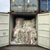 Kiểm tra các container rác thải nhựa bất hợp pháp tại cảng ở Sihanoukville của Campuchia ngày 17/7. (Ảnh: AFP/TTXVN)