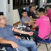 Đông đảo người dân tham gia hiến máu. (Ảnh: Nguyễn Lành/TTXVN)