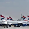 Máy bay của Hãng hàng không British Airways đỗ tại sân bay Heathrow ở London của Anh. (Ảnh: AFP/TTXVN)