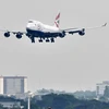 Máy bay của Hãng hàng không British Airways chuẩn bị hạ cánh xuống sân bay Heathrow ở London của Anh. (Ảnh: AFP/TTXVN)