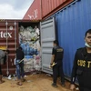 Nhân viên Hải quan Indonesia kiểm tra container chứa rác thải nhựa tại cảng Batu Ampar ở Batam, ngày 15/6 vừa qua. (Ảnh: AFP/TTXVN)