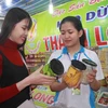 Người dân tham quan, mua sắm tại các gian hàng Việt Nam chất lượng cao. (Ảnh: Phạm Cường/TTXVN)