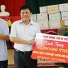 Phó Tổng giám đốc Thông tấn xã Việt Nam Đinh Đăng Quang trao tặng quà đến các thương, bệnh binh tại Trung tâm điều dưỡng người có công tỉnh Phú Thọ. (Ảnh: Trung Kiên/TTXVN)