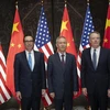 Đại diện Thương mại Mỹ Robert Lighthizer (phải), Bộ trưởng Tài chính Mỹ Steven Mnuchin (trái) và Phó Thủ tướng Trung Quốc Lưu Hạc tại cuộc đàm phán thương mại ở Thượng Hải, Trung Quốc, ngày 31/7. (Ảnh: AFP/TTXVN)