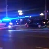 Đoạn băng video này từ một nguồn truyền thông xã hội cho thấy cảnh sát đến hiện trường tại một khu giải trí ở Dayton, bang Ohio của Mỹ. (Nguồn: nst)