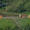 Nhân viên tình trạng khẩn cấp bơm nước ra khỏi đập Toddbrook ở Whaley Bridge của Anh, ngày 2/8 vừa qua. (Ảnh: AFP/TTXVN)