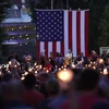 Người dân thắp nến tưởng niệm các nạn nhân trong vụ xả súng tại Dayton, Ohio của Mỹ, ngày 4/8 vừa qua. (Ảnh: THX/TTXVN)