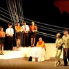 Nhà hát Tuổi trẻ đã trình diễn ra vở kịch “Cô gái đội mũ nồi xám” của cố tác giả Lưu Quang Vũ. (Ảnh: Trần Thanh Giang/TTXVN)