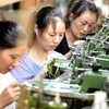 Công nhân làm việc tại một dây chuyền may quần áo xuất khẩu ở tỉnh Hà Nam của Trung Quốc. (Ảnh: AFP/TTXVN)