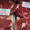 Thịt bò được bày bán tại một chợ ở Washington, DC của Mỹ. (Ảnh: AFP/TTXVN)