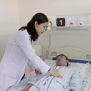Bác sỹ bệnh viện Đại học Y dược Thành phố Hồ Chí Minh khám cho bệnh nhân trước khi xuất viện. (Ảnh: TTXVN phát)