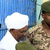 Lực lượng an ninh áp giải cựu Tổng thống Omar al-Bashir từ nhà tù Kober tới văn phòng công tố ở phía Bắc thủ đô Khartoum ngày 16/6 vừa qua. (Ảnh: AFP/TTXVN)