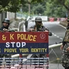 Lực lượng an ninh gác trên một đường phố ở Srinagar, bang Kashmir của Ấn Độ ngày 17/8. (Ảnh: AFP/TTXVN)