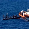 Người di cư trên tàu cứu hộ Open Arms được tàu tuần tra Tây Ban Nha giải cứu sau khi nhảy xuống biển ở khu vực ngoài khơi đảo Lampedusa của Italy ngày 20/8. (Ảnh: AFP/TTXVN)