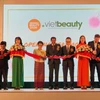 Đại diện Ban tổ chức cắt băng khai mạc Triển lãm làm đẹp Mekong Beauty và Vietbeauty 2019. (Ảnh: Mỹ Phương/TTXVN)