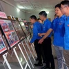 Các đoàn viên, thanh niên tham quan triển lãm “Tuổi trẻ Việt Nam nhớ lời Di chúc theo chân Bác” tại Hà Nam. (Ảnh: Nguyễn Chinh/TTXVN)