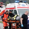 Lực lượng cứu hộ chuyển người bị thương do sét đánh ở dãy núi Tatra, phía nam Ba Lan đến bệnh viện, ngày 22/8. (Ảnh: PAP/TTXVN)