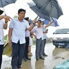 Bộ trưởng Bộ Kế hoạch và Đầu tư Nguyễn Chí Dũng (bên trái) kiểm tra tình hình sạt lở bờ biển Tây, tỉnh Cà Mau. (Ảnh: Thế Anh/TTXVN)