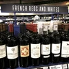 Các chai rượu của Pháp được bày bán tại siêu thị ở Los Angeles, bang California của Mỹ ngày 18/8 vừa qua. (Ảnh: AFP/TTXVN)