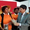 Đại sứ Việt Nam tại Mozambique Lê Huy Hoàng và cán bộ Đại sứ quán giới thiệu sản phẩm hàng hóa Việt Nam tại Hội chợ FACIM. (Ảnh: Đình Lượng/TTXVN)