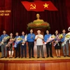 Tổng Bí thư, Chủ tịch nước Nguyễn Phú Trọng tặng hoa các đảng viên trẻ tiêu biểu. (Ảnh: Trí Dũng/TTXVN)