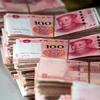 Đồng tiền mệnh giá 100 nhân dân tệ tại Thượng Hải của Trung Quốc. (Ảnh: AFP/TTXVN)