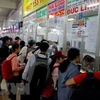 Hành khách mua vé về quê tại bến xe Miền Đông. (Ảnh: Hoàng Hải/TTXVN)