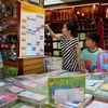 Phụ huynh xem sách giáo khoa tại cửa hàng thuộc hệ thống phân phối chính thức của Nhà xuất bản Giáo dục Việt Nam. (Ảnh: Thanh Tùng/TTXVN)