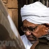 Lực lượng an ninh áp giải cựu Tổng thống Sudan Omar al-Bashir từ nhà tù Kober tới văn phòng công tố ở phía Bắc thủ đô Khartoum ngày 16/6 vừa qua. (Nguồn: AFP/TTXVN)