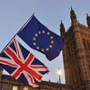 Cờ EU (trên) và Quốc kỳ Anh bên ngoài tòa nhà Quốc hội Anh ở London. (Ảnh: AFP/ TTXVN)