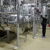 Kỹ thuật viên kiểm tra các thiết bị tại cơ sở làm giàu urani Isfahan của Iran. (Ảnh: AFP/TTXVN)