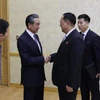 Ngoại trưởng Triều Tiên Ri Yong-ho (phải, phía trước) trong cuộc gặp người đồng nhiệm Trung Quốc Vương Nghị tại Bình Nhưỡng ngày 2/9 vừa qua. (Ảnh: Yonhap/TTXVN