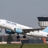 Máy bay của Hãng hàng không lớn thứ hai Pháp Aigle Azur cất cánh tại sân bay Lille ở Lesquin, miền Bắc Pháp. (Ảnh: AFP/TTXVN)