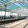 Công nhân lắp đặt lưới an toàn thi công hệ thống mái vòm nhà ga Khu công nghệ cao. (Ảnh: Hoàng Hải/TTXVN)