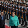 Thủ tướng Trung Quốc Lý Khắc Cường (trái) tại lễ đón người đồng cấp Đức Angela Merkel (phải) ở Bắc Kinh ngày 6/9. (Ảnh: AFP/TTXVN)