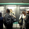 Những người đi làm chờ đợi để lên một chuyến tàu, trong ga xe lửa Gare du Nord, ở Paris, ngày 13/9. (Nguồn: AP)